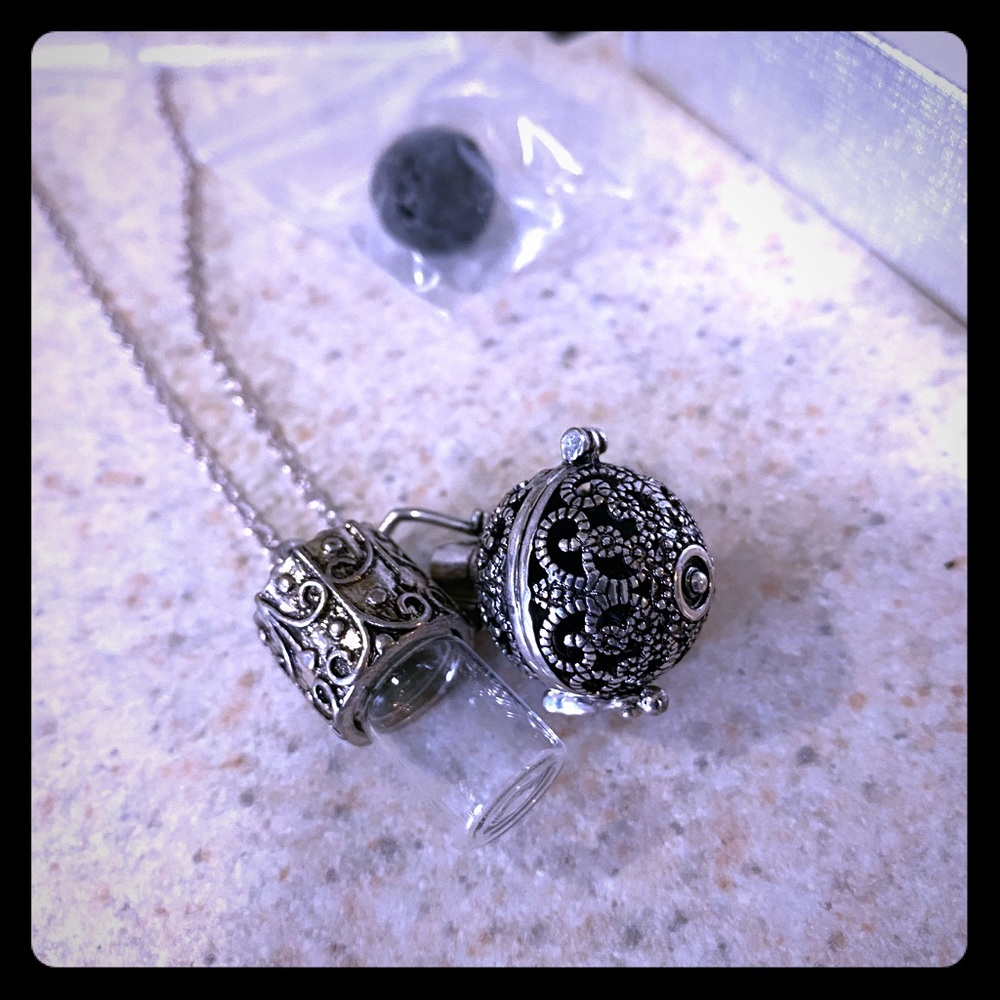 Vilu Essentials Exquisite Aromatherapy Locket